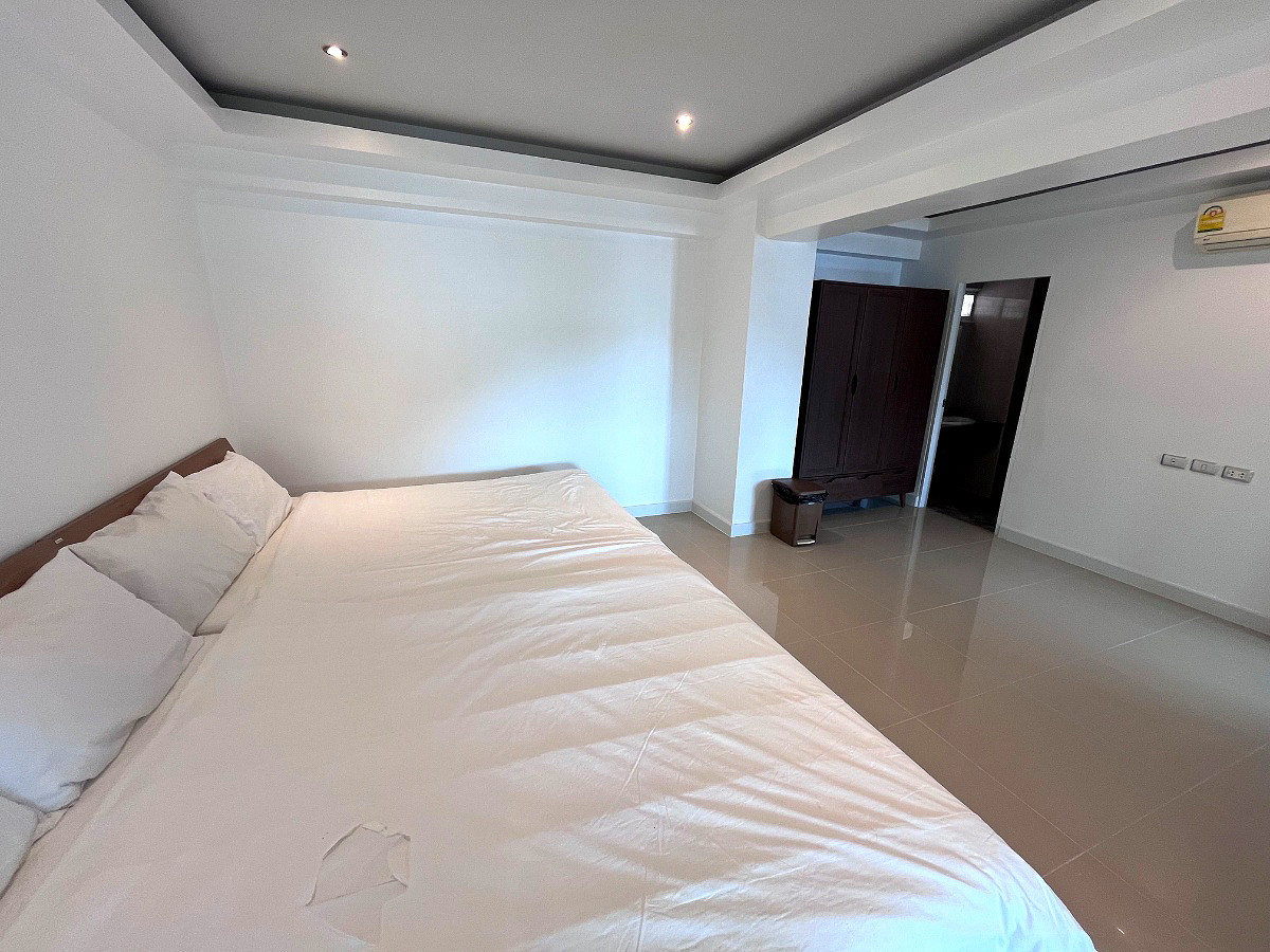 Pictures of 3 Bed family top floor condominium at Baan Thanarak 7/16