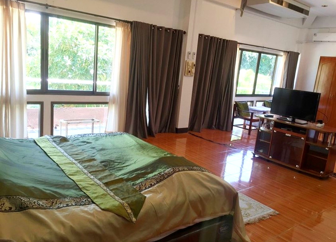 Pictures of Large room with king size bed and a futon 7/7
