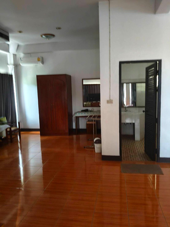 Pictures of Large room with king size bed and a futon 6/7