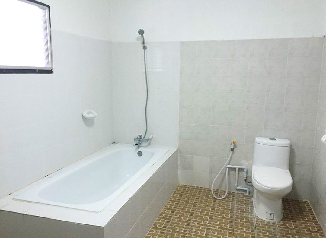 Pictures of Large room with king size bed and a futon 3/7