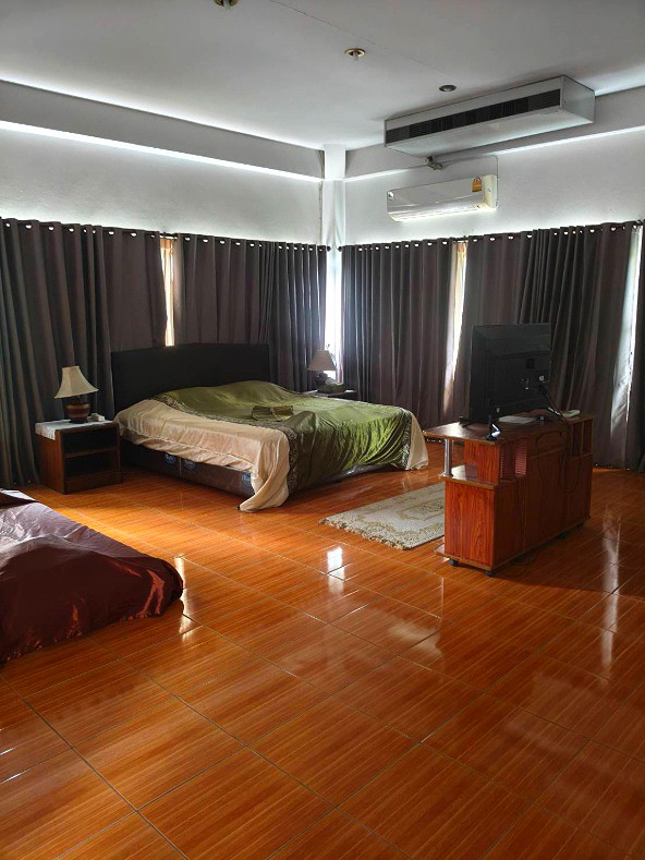 Pictures of Large room with king size bed and a futon 1/7