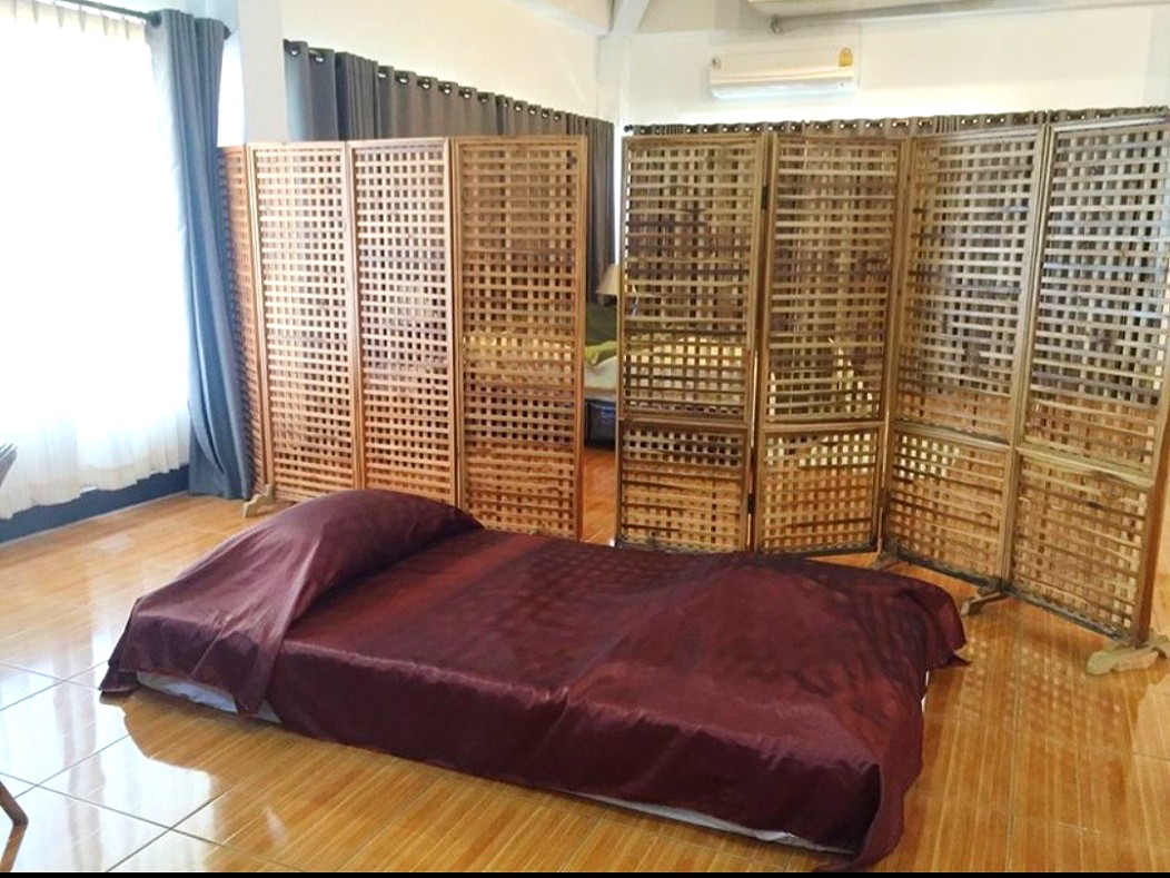 Pictures of Large room with king size bed and a futon 2/7