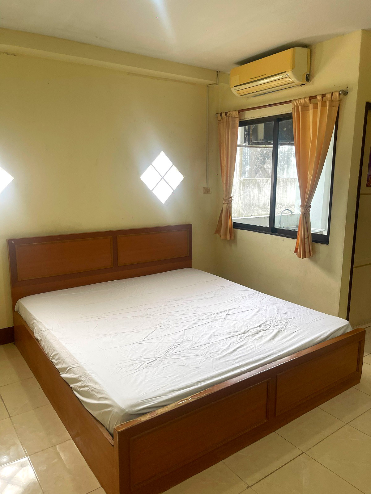 Pictures of Interplace Pattaya 4/16