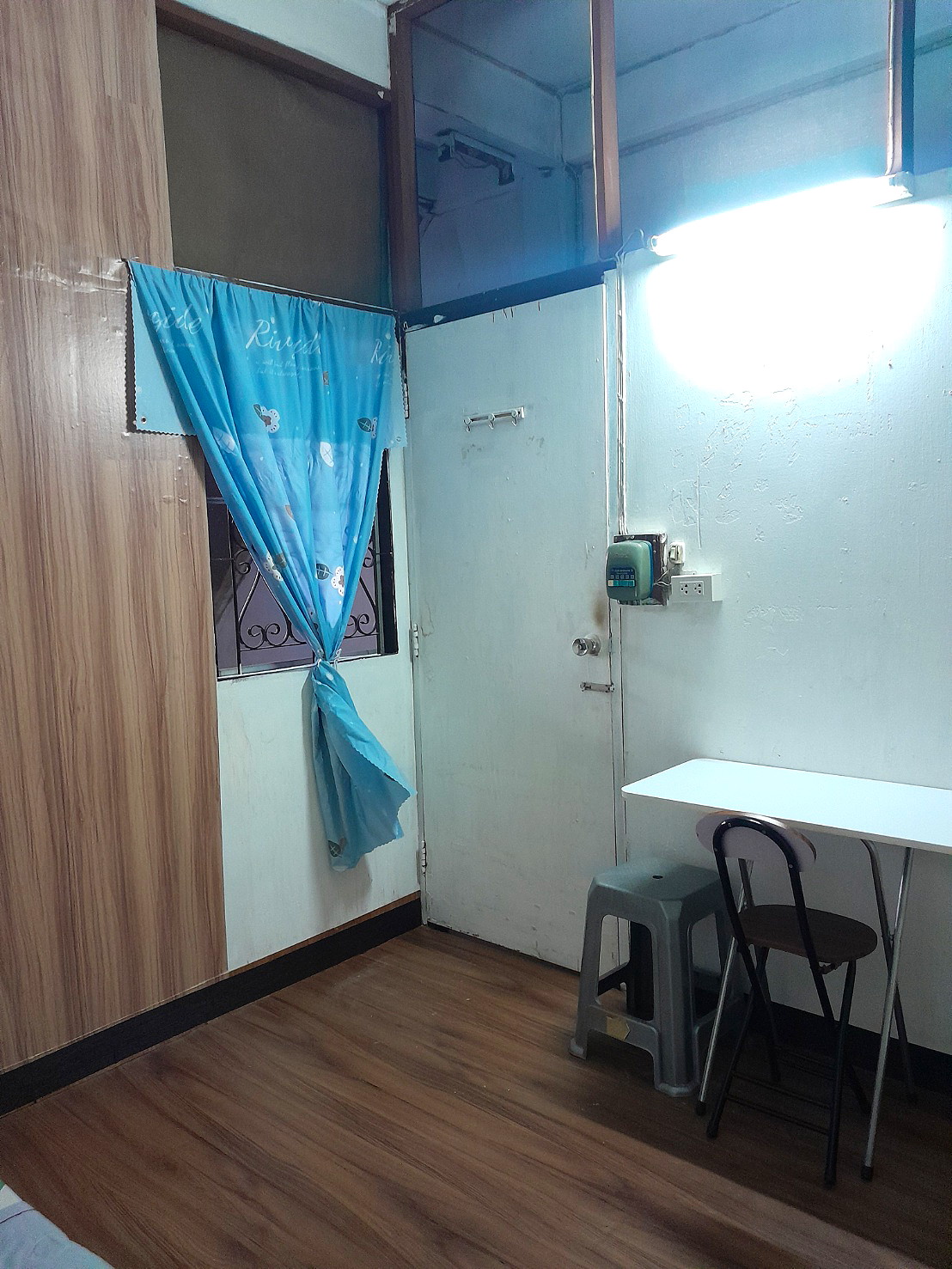 Pictures of 14womanroom 3/14