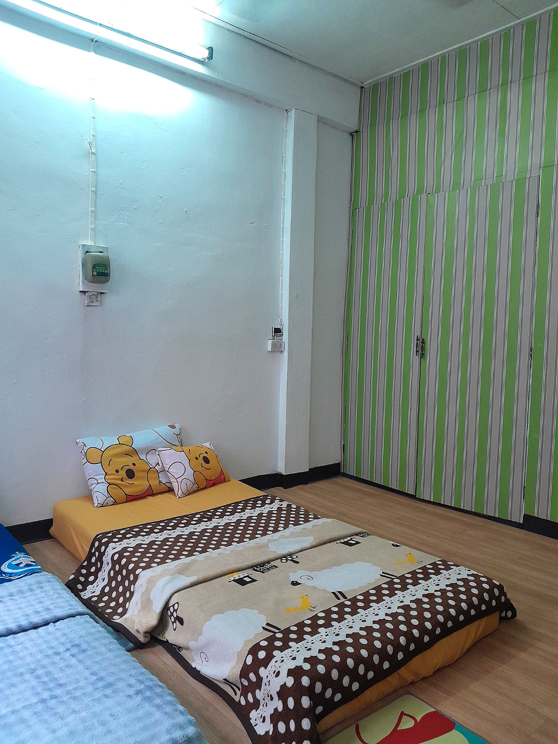 Pictures of 14womanroom 13/14