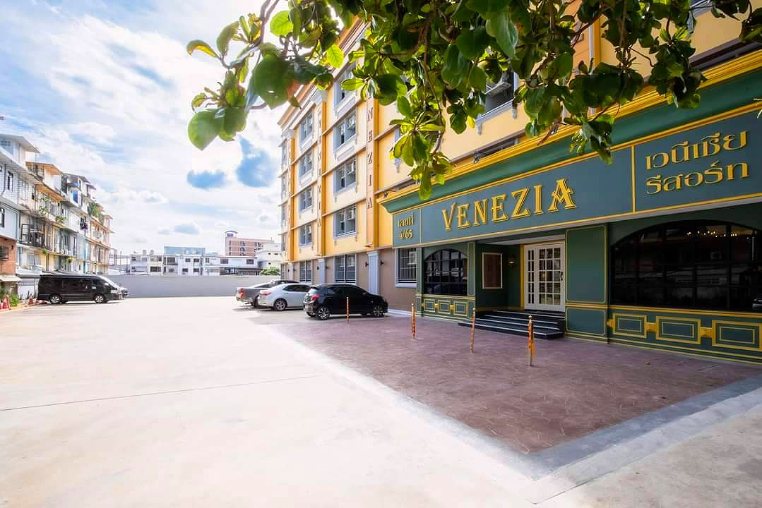 Pictures of Venezia Resort  Ladprao Soi 47 ( ChokChai 4 Soi 3 ) 8/11