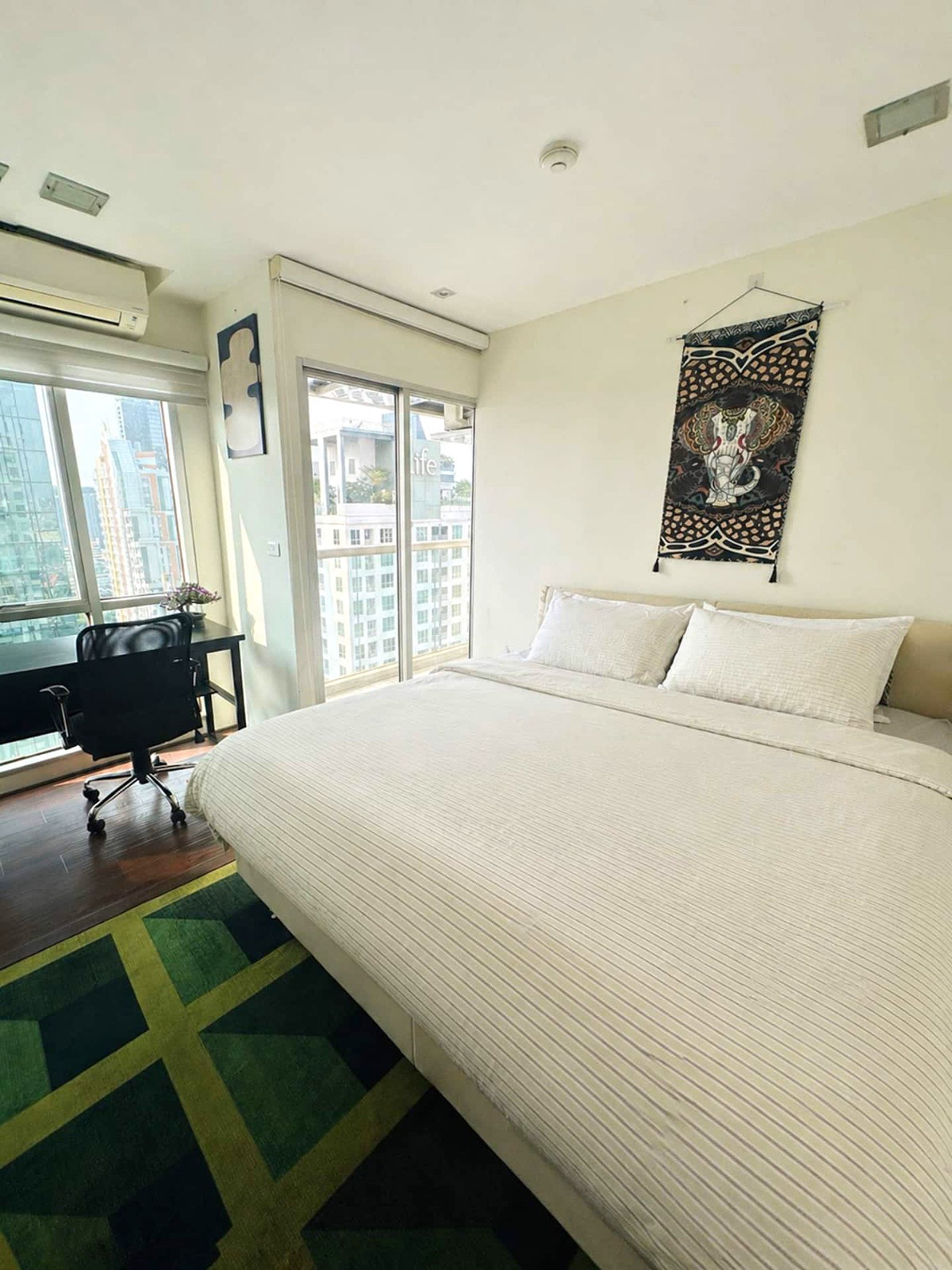 Pictures of Silom suite condominium 4/25