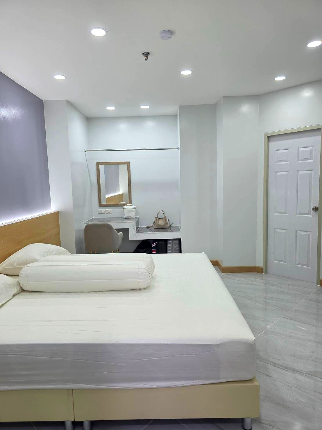 Pictures of Grand Diamond Condominium 1/8