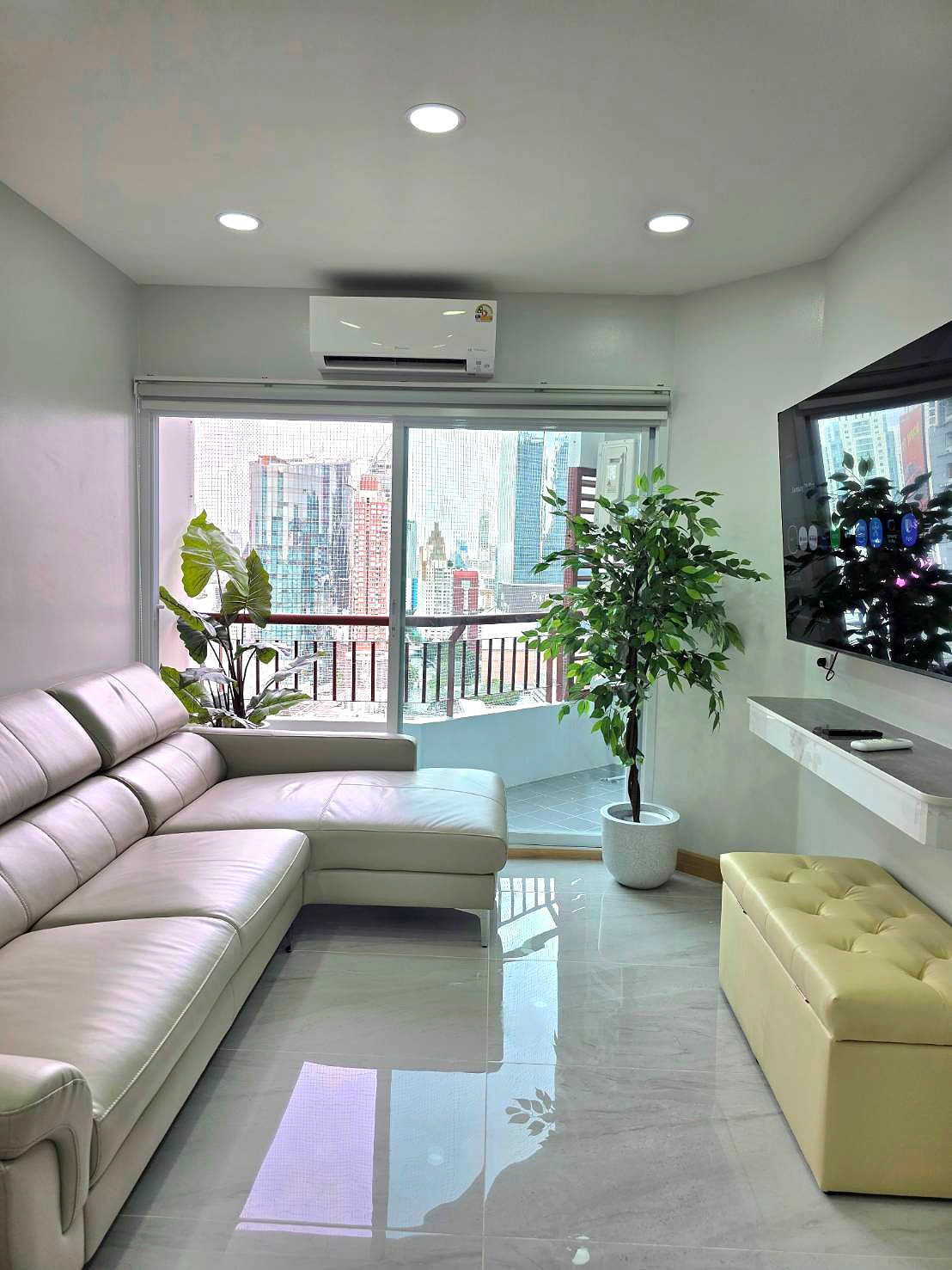 Pictures of Grand Diamond Condominium 3/8