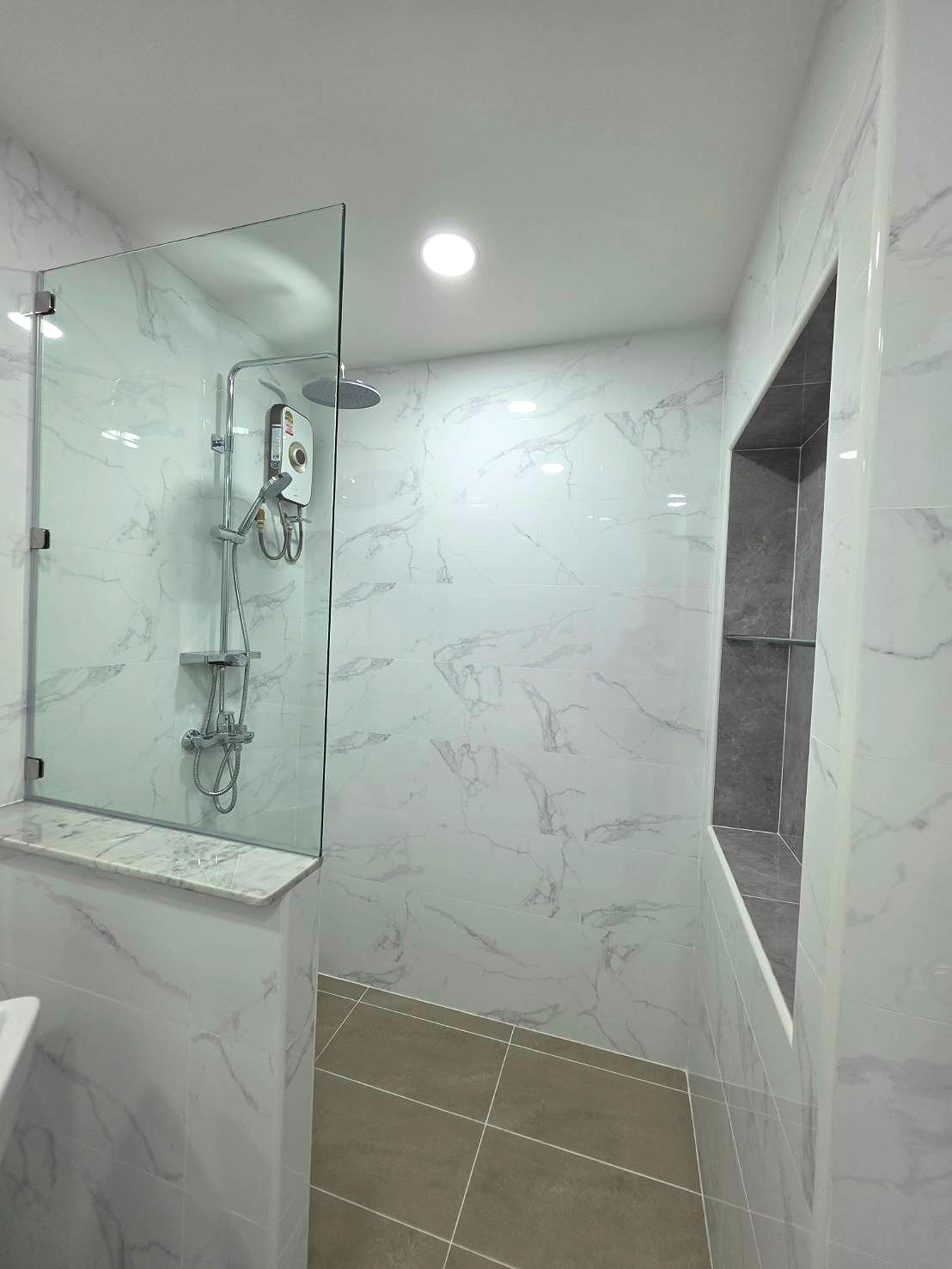 Pictures of Grand Diamond Condominium 5/8